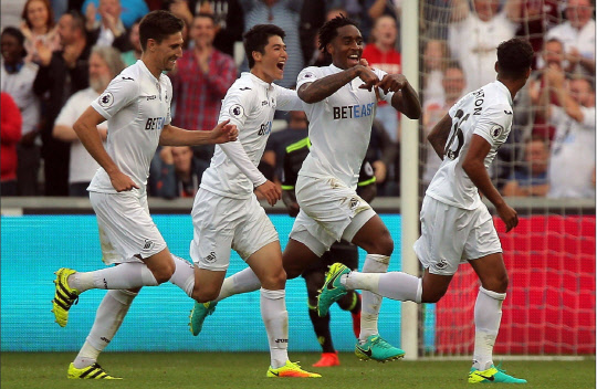 기성용이 풀타임에 가까운 87분간 그라운드를 누볐지만 팀은 9경기째 승리와 인연을 맺지 못했다. 사진=스완지시티 페이스북